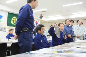 被災状況を説明する東松島市長