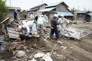 高齢世帯の敷地内で作業開始