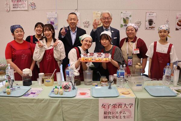 女子栄養大学の学生がセルビア共和国のお菓子をプレゼント