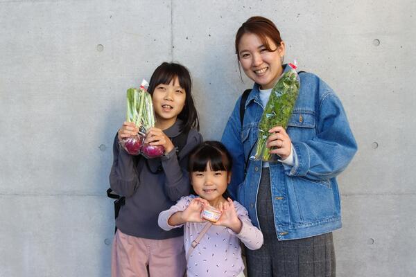 富士見市産の野菜を買った来場者