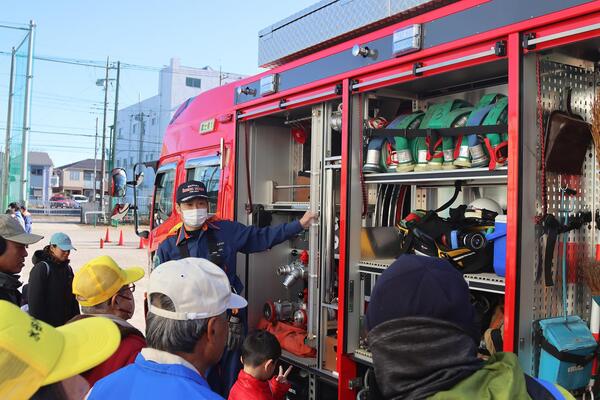 消防車の説明を受ける様子