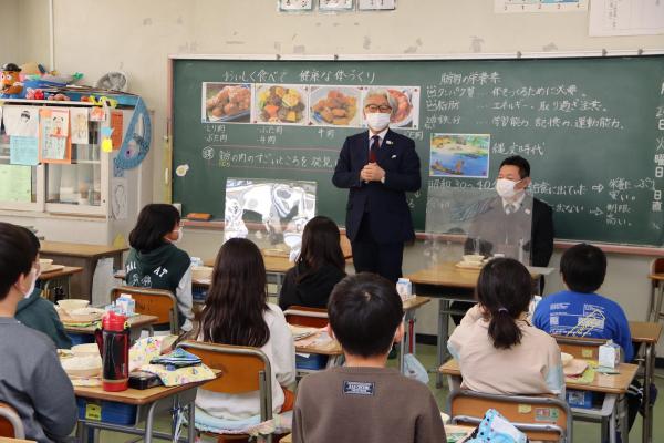 星野市長も児童と一緒に給食を食べました