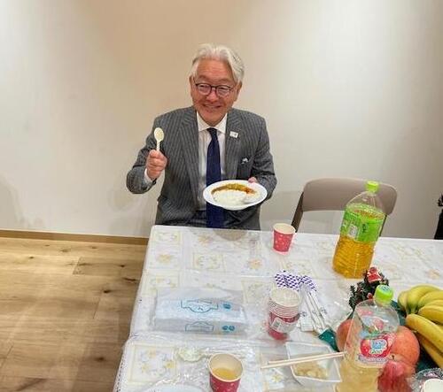 市長がカレーライスを召し上がっているところ