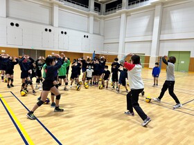 市内小学生バレーボールチーム指導の様子の写真