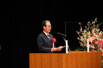 埼玉県議会議長中屋敷慎一様による祝辞の様子