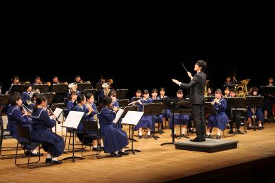 勝瀬中学校吹奏楽部による演奏の様子