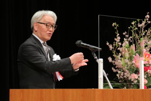 手話を交えて式辞を述べる星野市長の様子