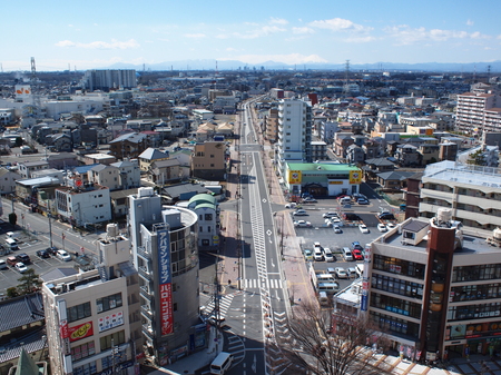 鶴瀬駅西口から鶴瀬駅西通り線を望む写真